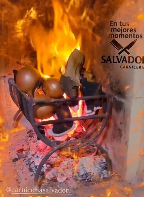Una chimenea con un cartel que dice salvador