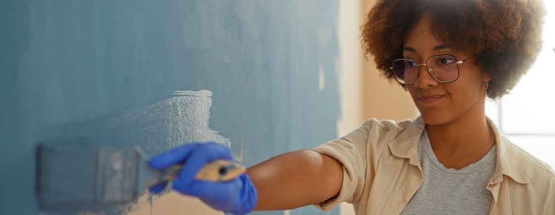Mulher pintando uma parede