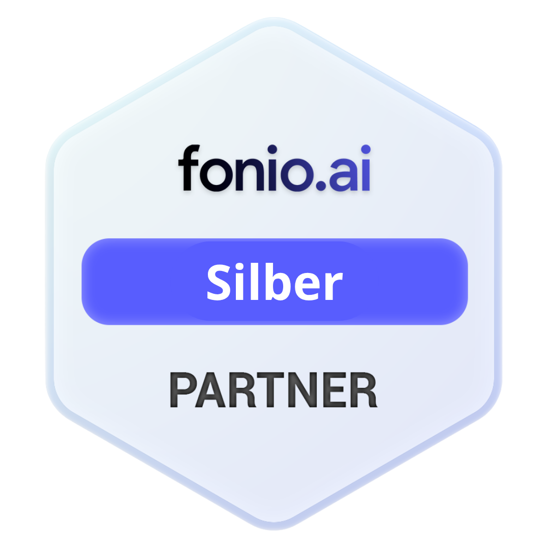 Fonio.ai Silber-Partner-Abzeichen in hellblauem Sechseck mit violettem Etikett