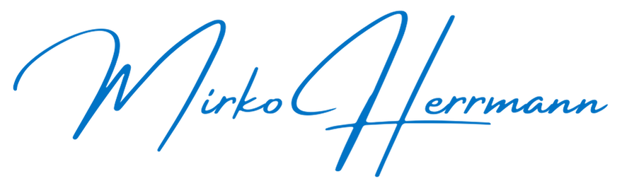 Blaue, handgeschriebene Signatur mit der Aufschrift „Mirko Herrmann“ auf weißem Hintergrund