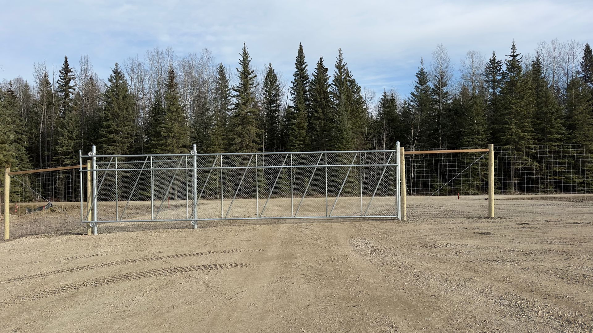 gate access chain link fence