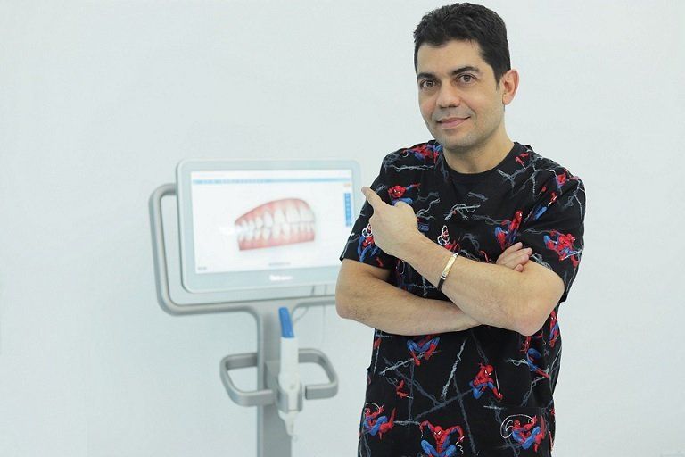 Habib Salim Barhoum especialista en ortodoncia invisible en Cali - Clínica de Ortodoncia en Cali