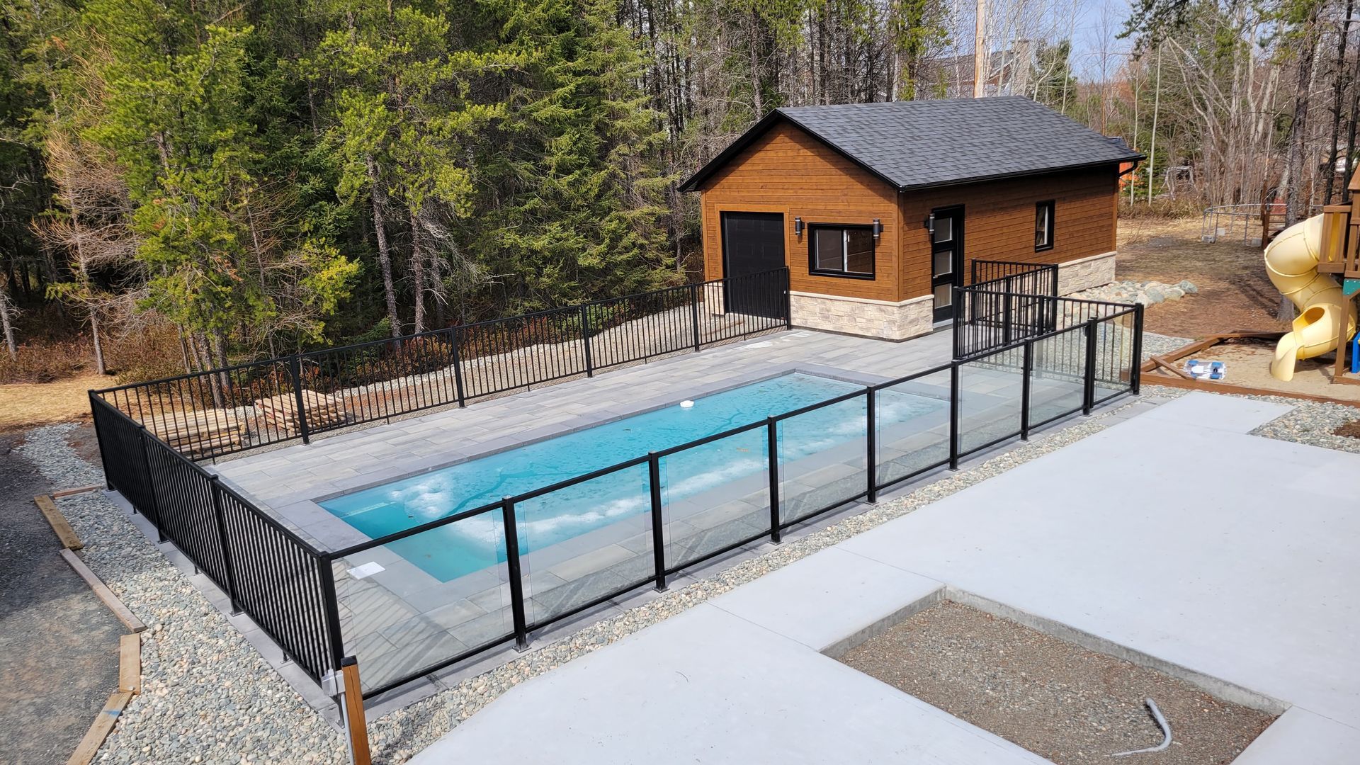 Une vue aérienne d'une grande piscine entourée d'une clôture.