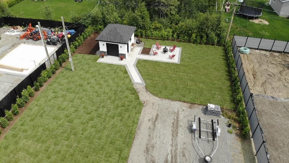 Une vue aérienne d'une cour arrière avec une maison et une clôture.