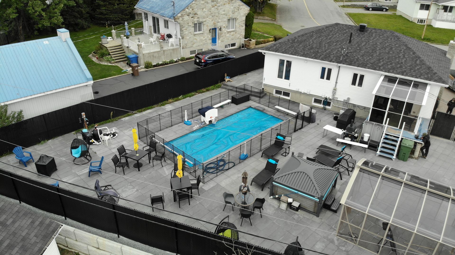 Une vue aérienne d'une grande piscine entourée de chaises et de tables.