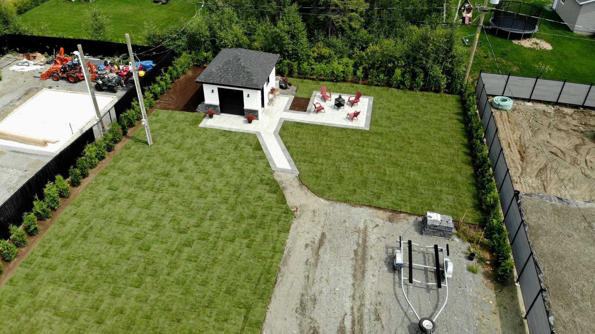 Une vue aérienne d'une cour arrière avec un bateau au milieu.