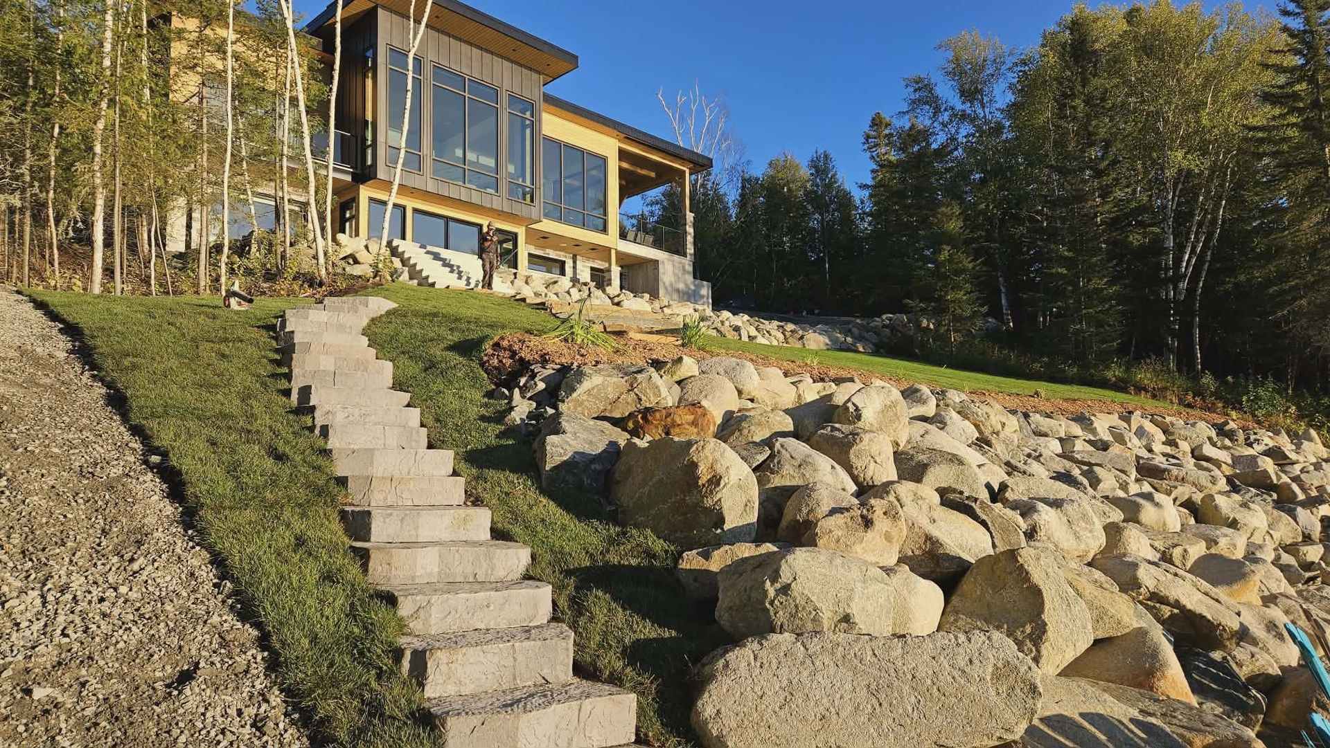 Un passage en pierre menant à une maison avec des escaliers et une fenêtre.