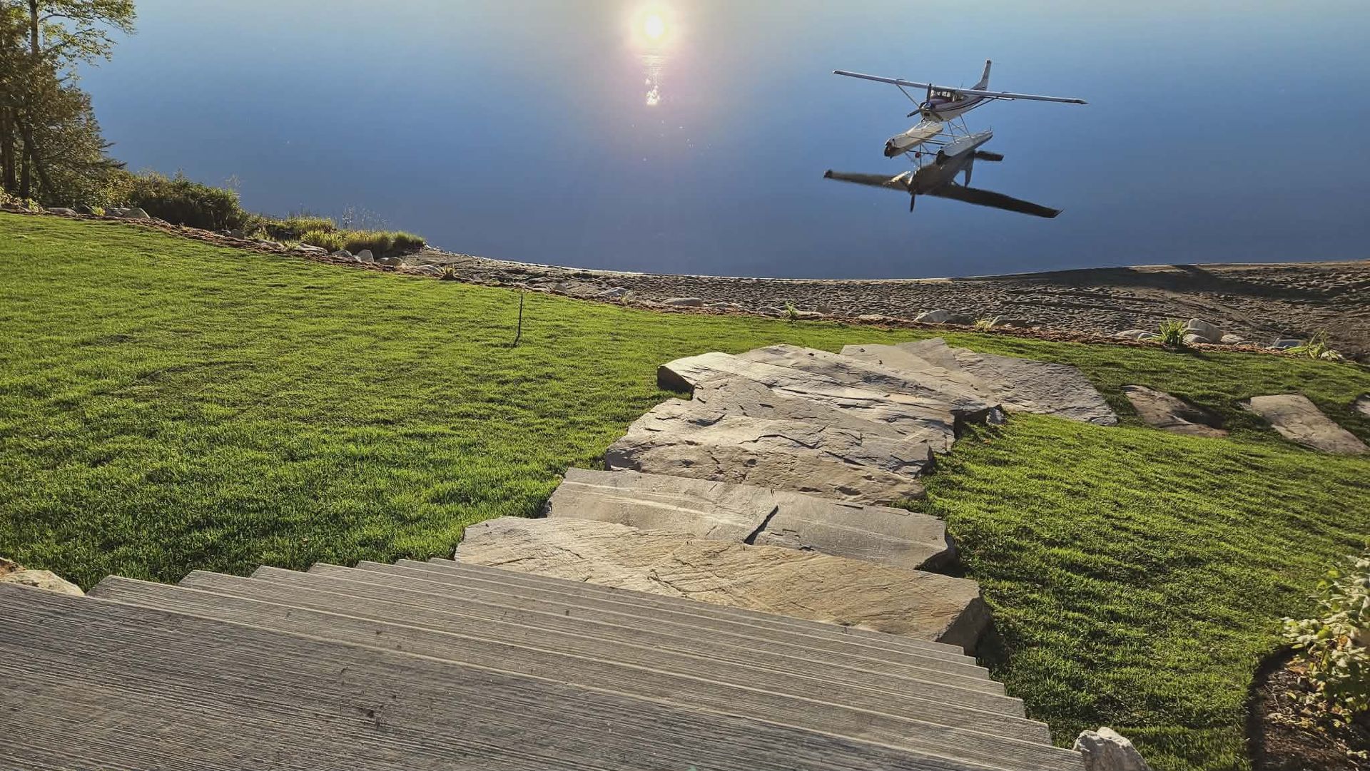 Un homme se tient debout sur une remorque devant une maison.