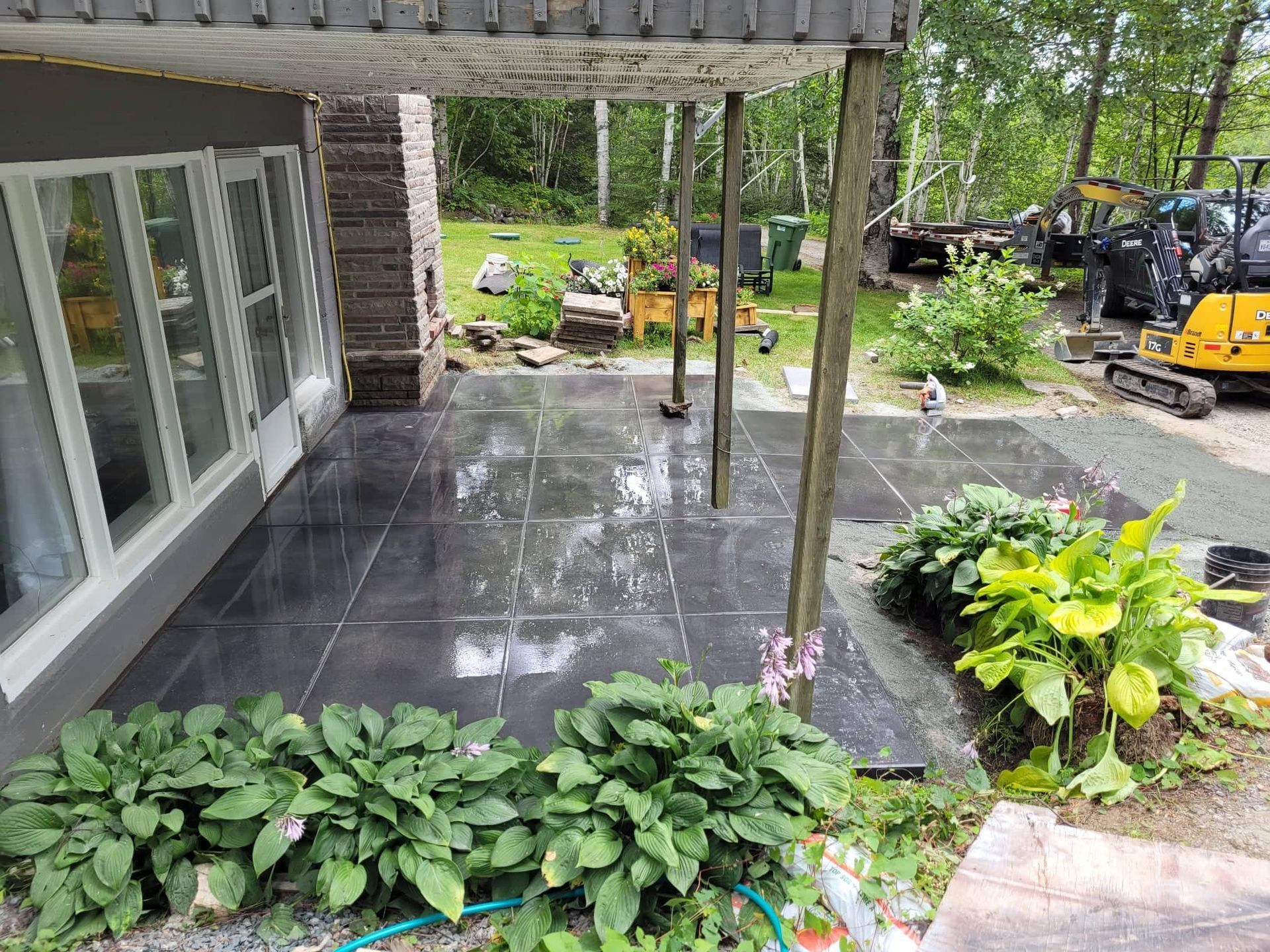 Un patio est en cours de construction devant une maison.