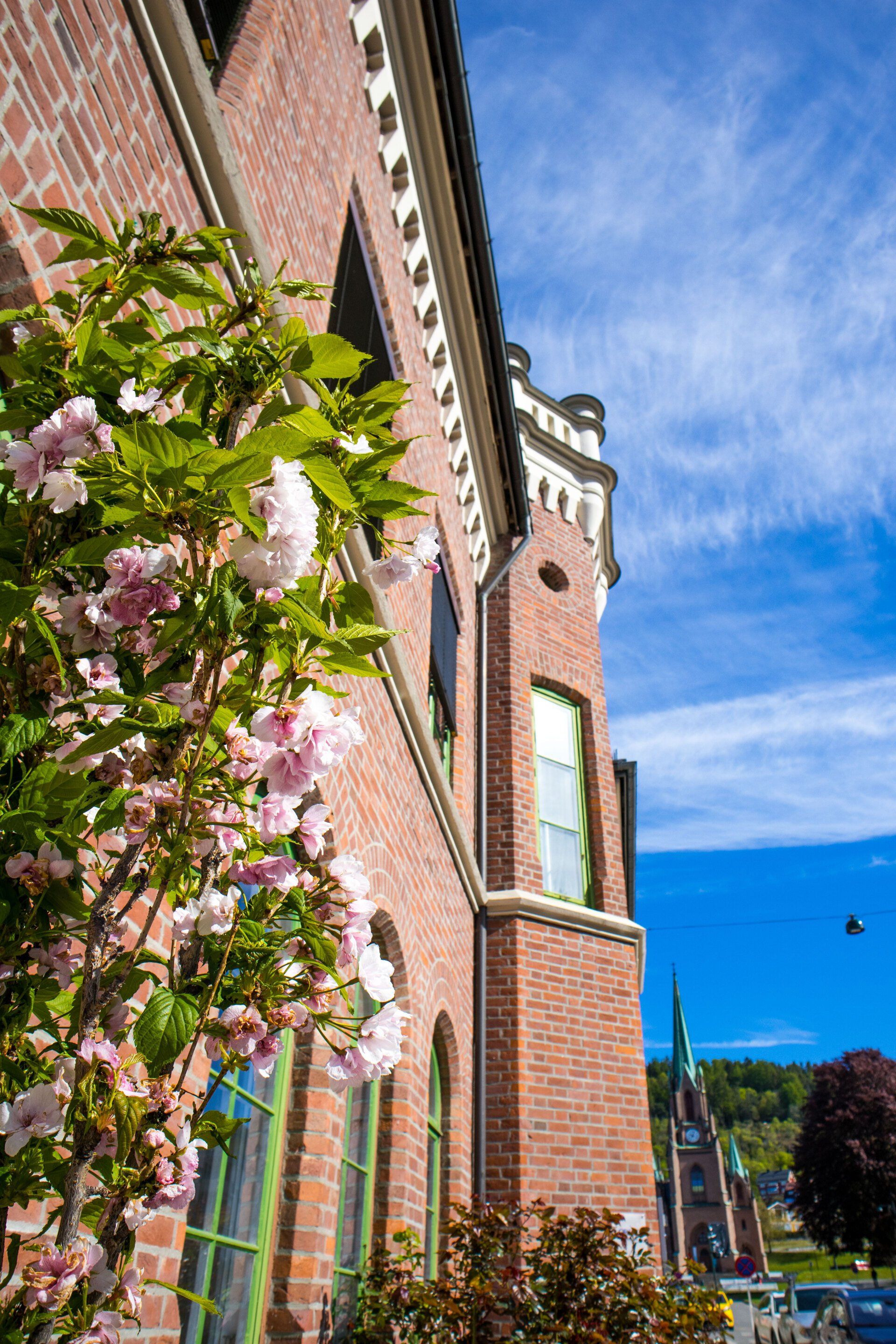 Bragernes torg 6 med Bragernes kirke i bakgrunnen