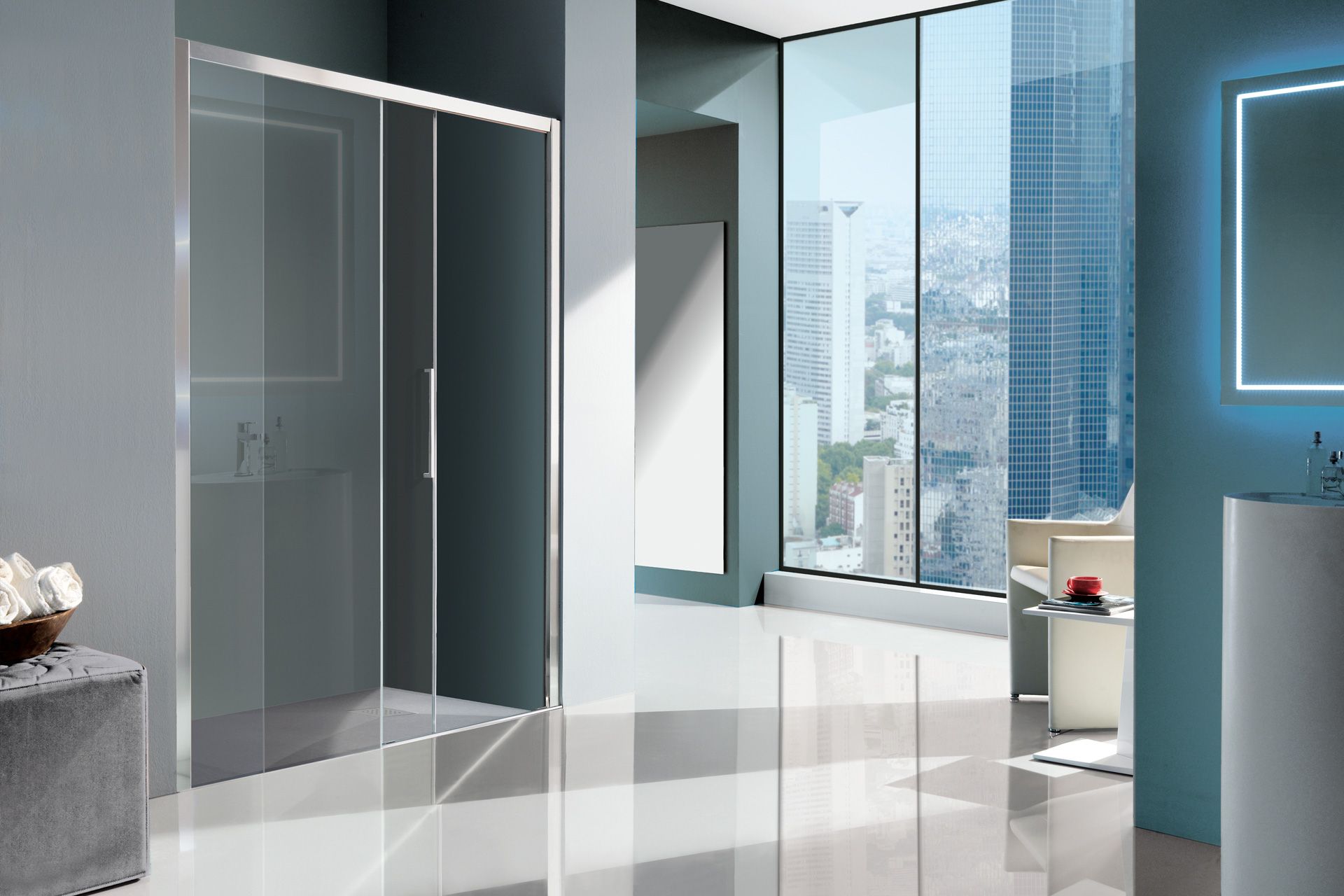 Bagno moderno con doccia in vetro, pareti blu, vista sulla città e specchio illuminato.