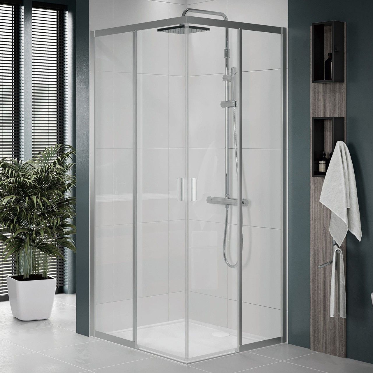 Box doccia quadrato in vetro con soffione a pioggia e doccetta in un bagno moderno.