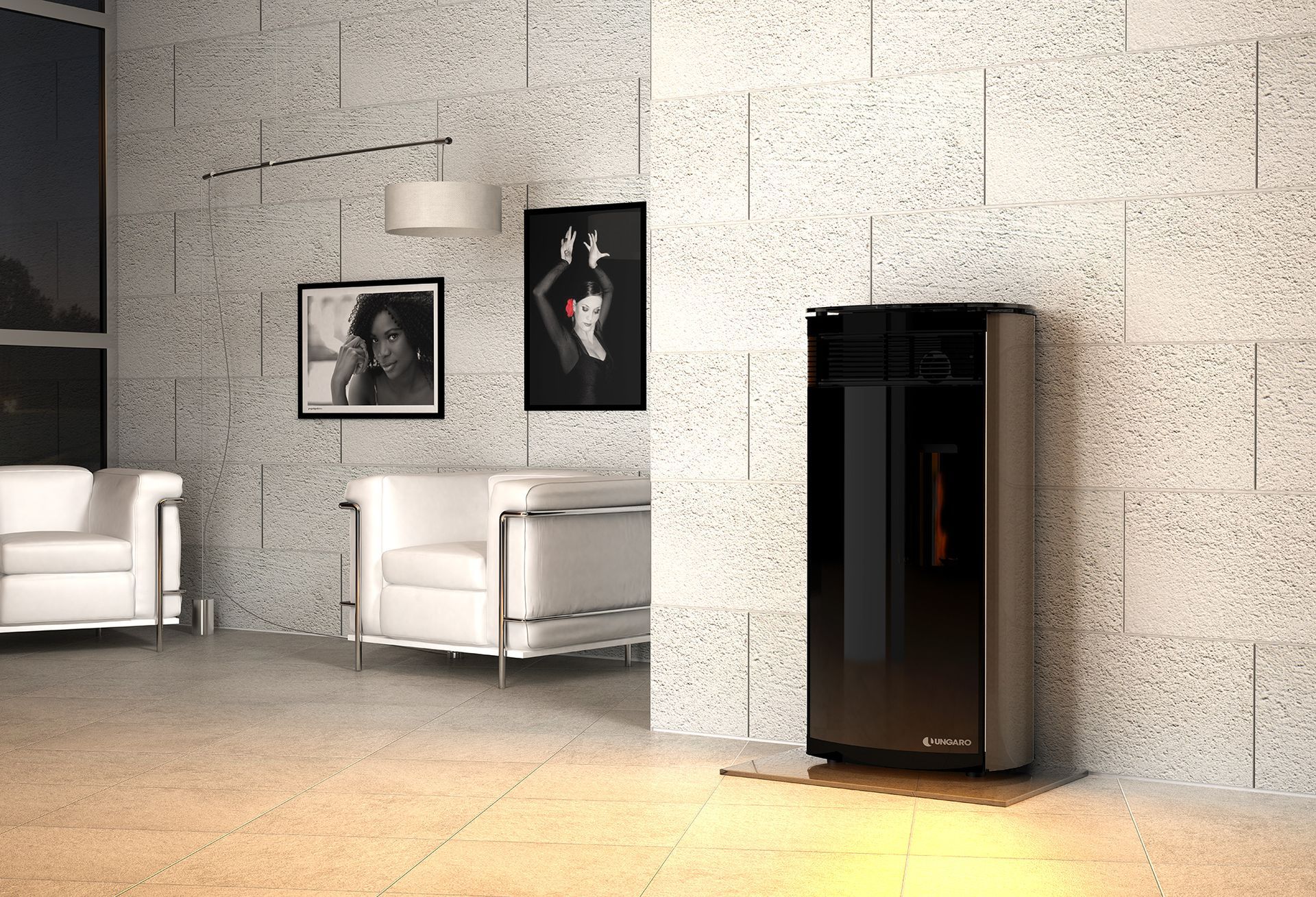 Soggiorno moderno con stufa a pellet nera e argento, due poltrone bianche e opere d'arte su una parete strutturata.