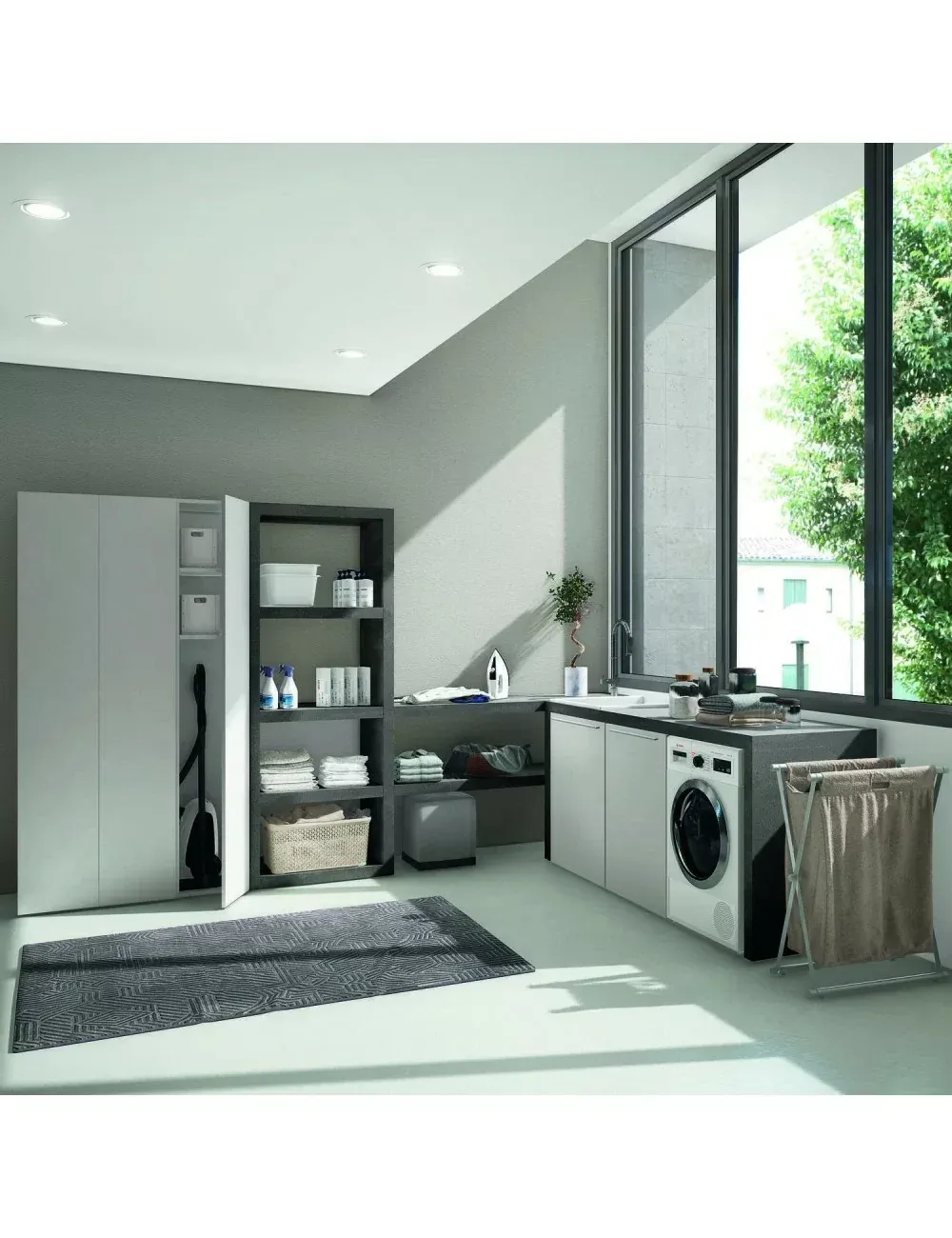 Lavanderia moderna con elettrodomestici bianchi, scaffalature grigie e ampia finestra.