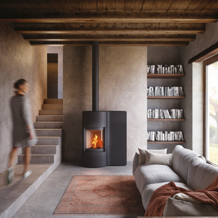 Una donna cammina davanti a un soggiorno moderno con camino, librerie a muro e divano.