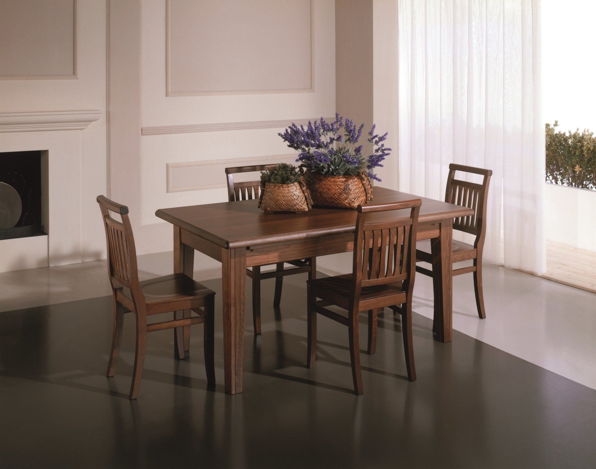 tavolo e sedie in legno