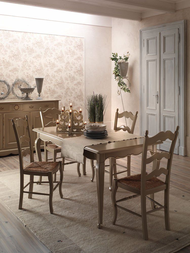 tavolo e sedie in legno