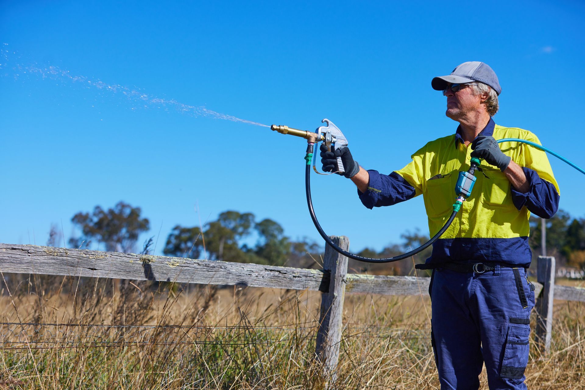 spray operator spraying with uft device