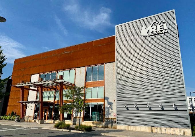 A large building with a sign that says rei on it