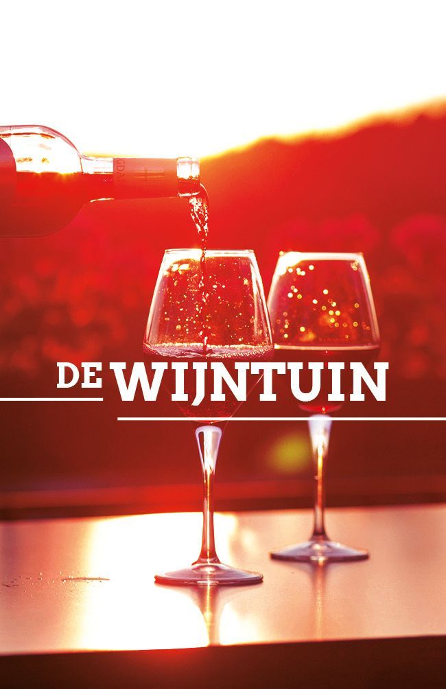 Twee wijnglazen met wijn die wordt ingeschonken, voor een zonsondergang, tekst 