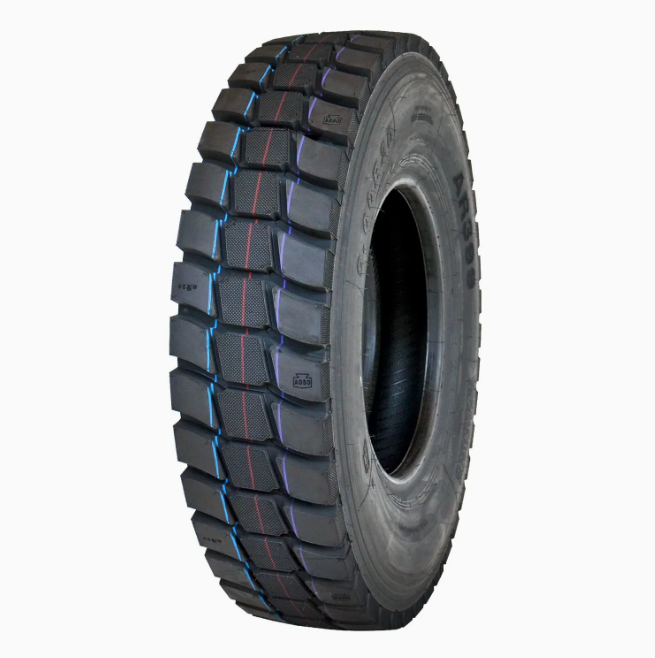 Neumático para camión con dibujo profundo, caucho negro con detalles en rojo y azul.