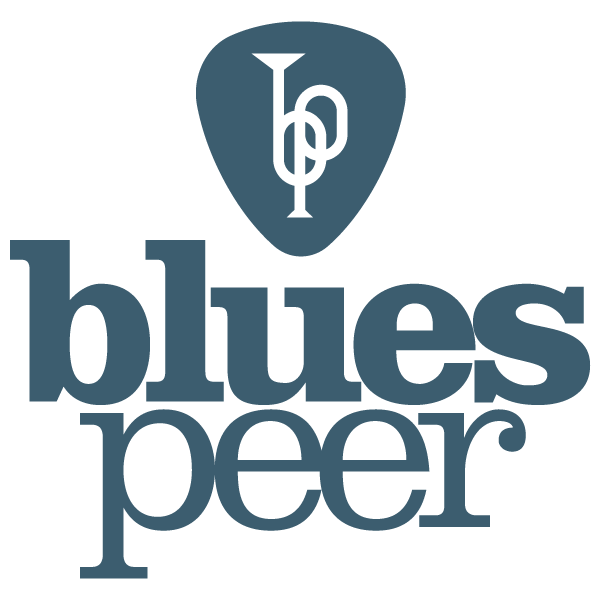 Logo voor Blues Peer: blauwe gitaarplectrumvorm met overlappende