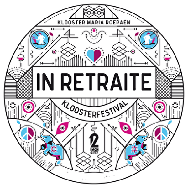 Cirkelvormig festivallogo met de tekst 'In Retraite', de zin 'Kloosterfestival' en het adres 'Klooster Maria Roepaan'. Bevat geometrische ontwerpen en illustraties in blauw, roze en wit.