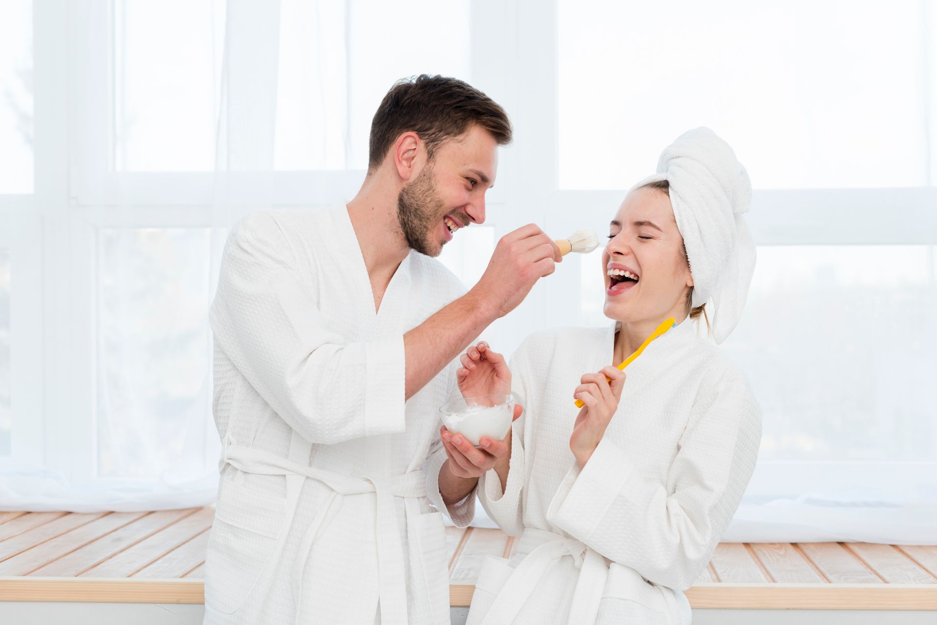 casal feliz com roupão