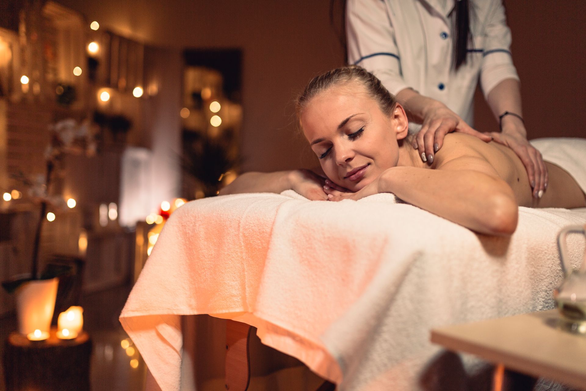 mulher deitada recebendo massagem nas costas