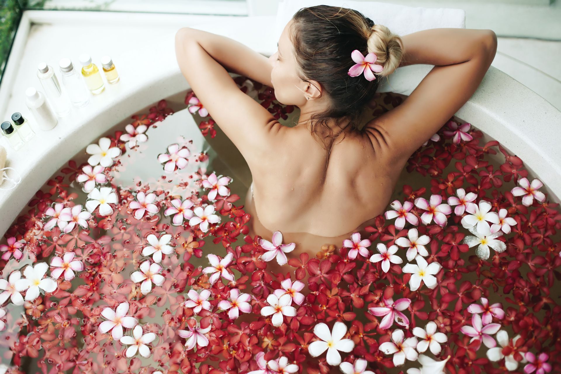 amigas em deitadas relaxando em spa