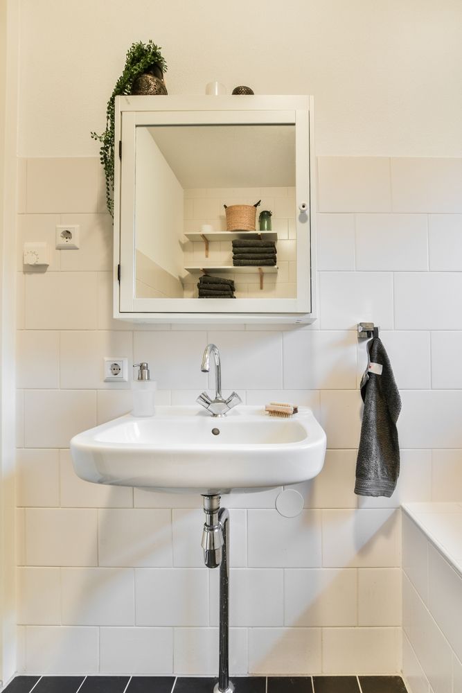 bathroom with medicine cabinet