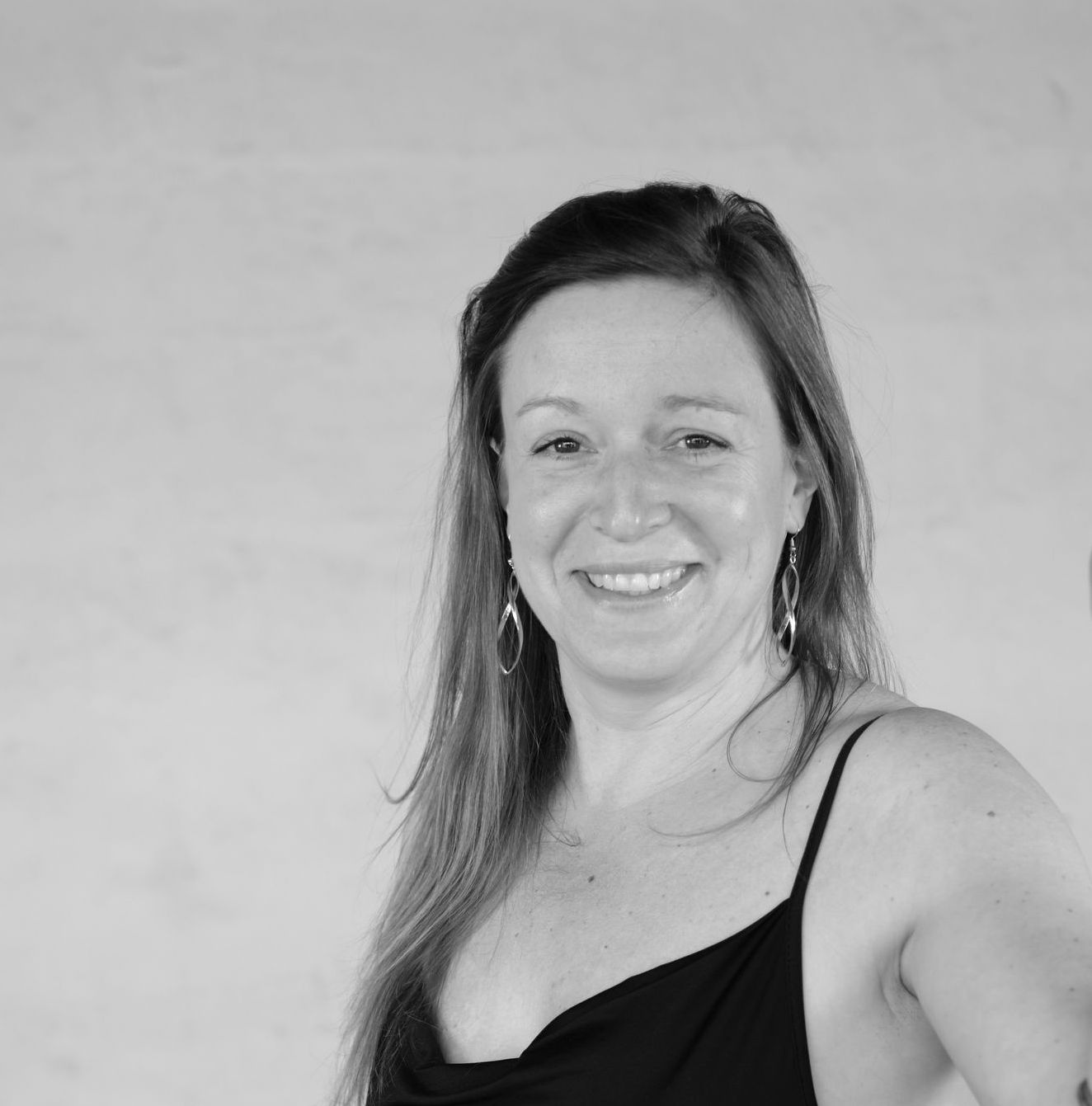 Fien van der Heyden, Lomi-lomi masseuse and bodyworker. Fien offers healing touch through the art of Lomi-lomi massage, supporting deep relaxation, emotional release, and body healing at ConSensual.