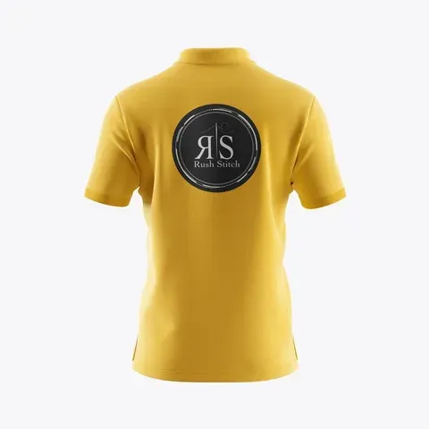 La parte trasera de un polo amarillo con un logo.