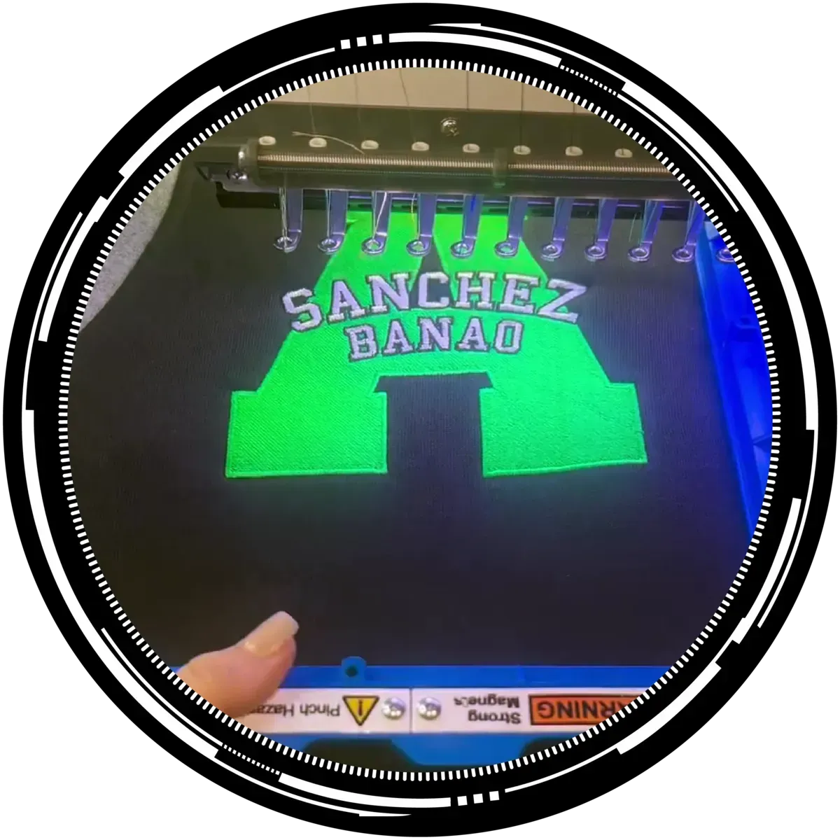 Una persona está tocando una pantalla que dice sanchez banao