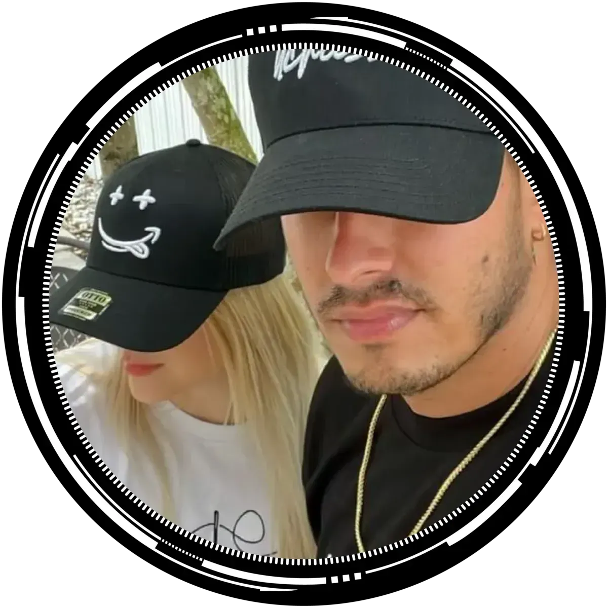 Un hombre y una mujer con sombreros con una cara sonriente.