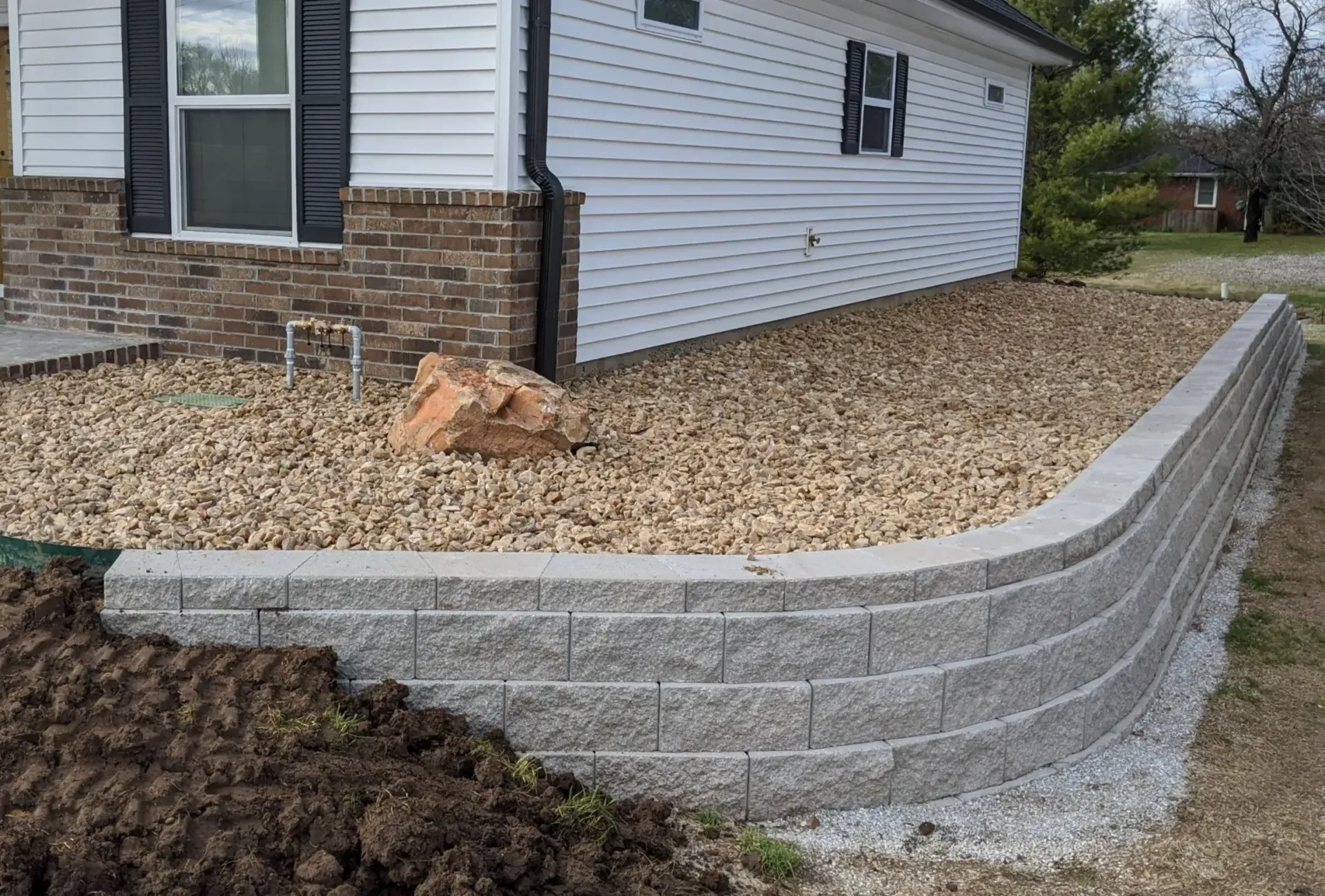 Newly installed retaining wall next to a home in Conroe, TX.