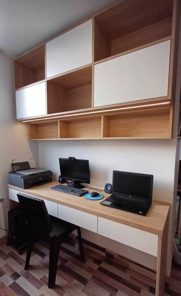 Un dormitorio con una cama y dos mesitas de noche con cajones debajo.