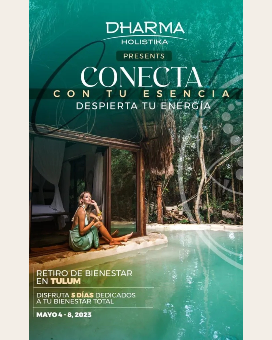Una mujer está sentada en el borde de una piscina.