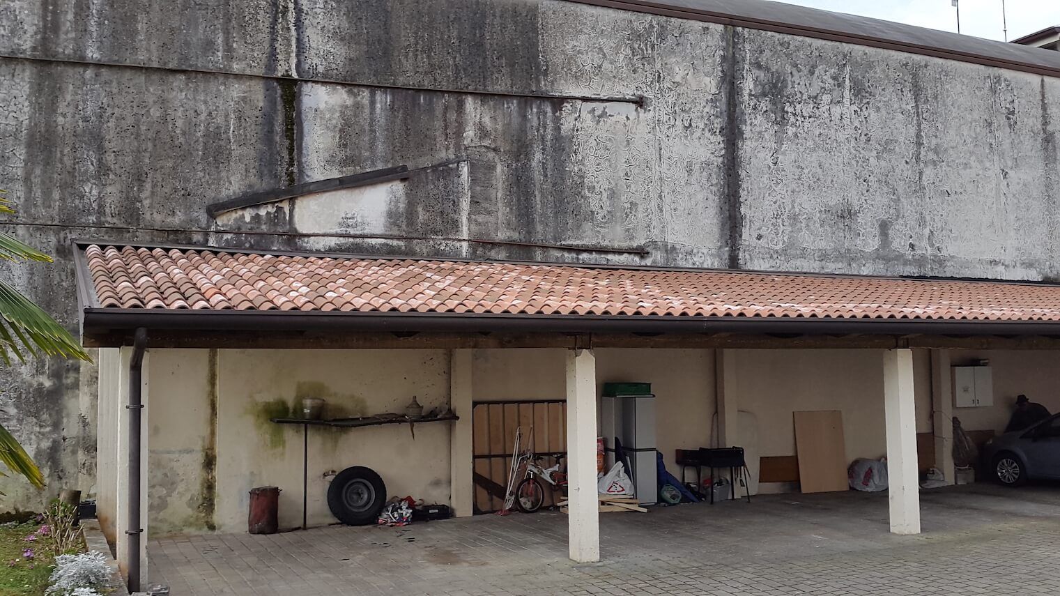 Un edificio in mattoni con tetto in tegole e colonne