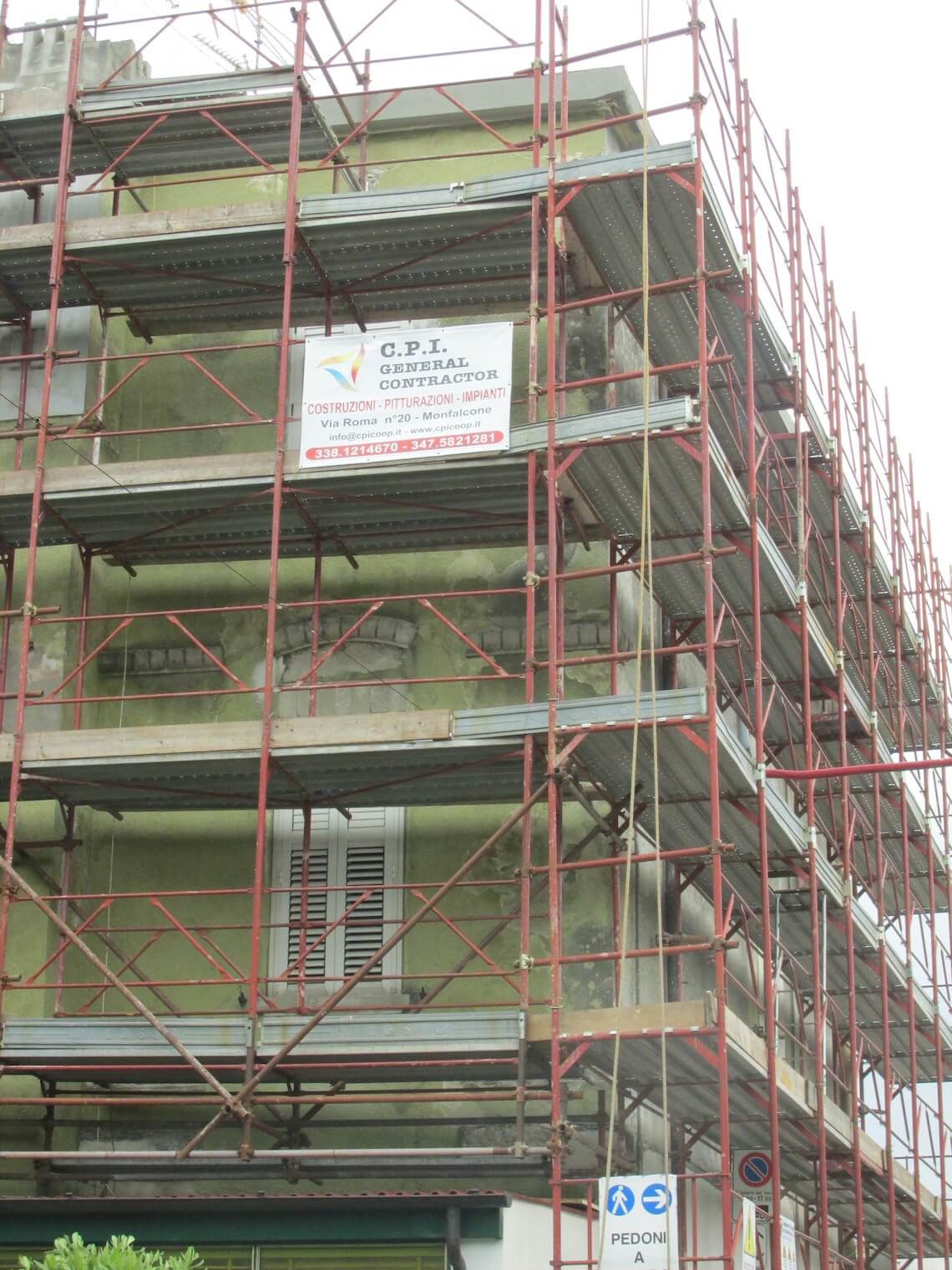 Un edificio con impalcature e un cartello che dice spa