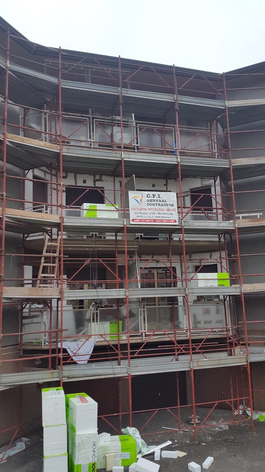 Un grande edificio in costruzione circondato da impalcature.