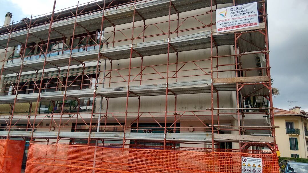 Un grande edificio in costruzione circondato da impalcature.