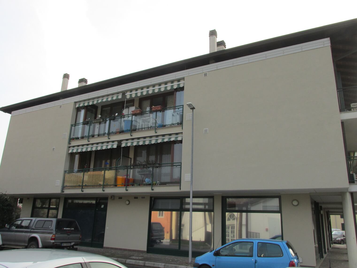 Un'auto blu è parcheggiata davanti a un edificio