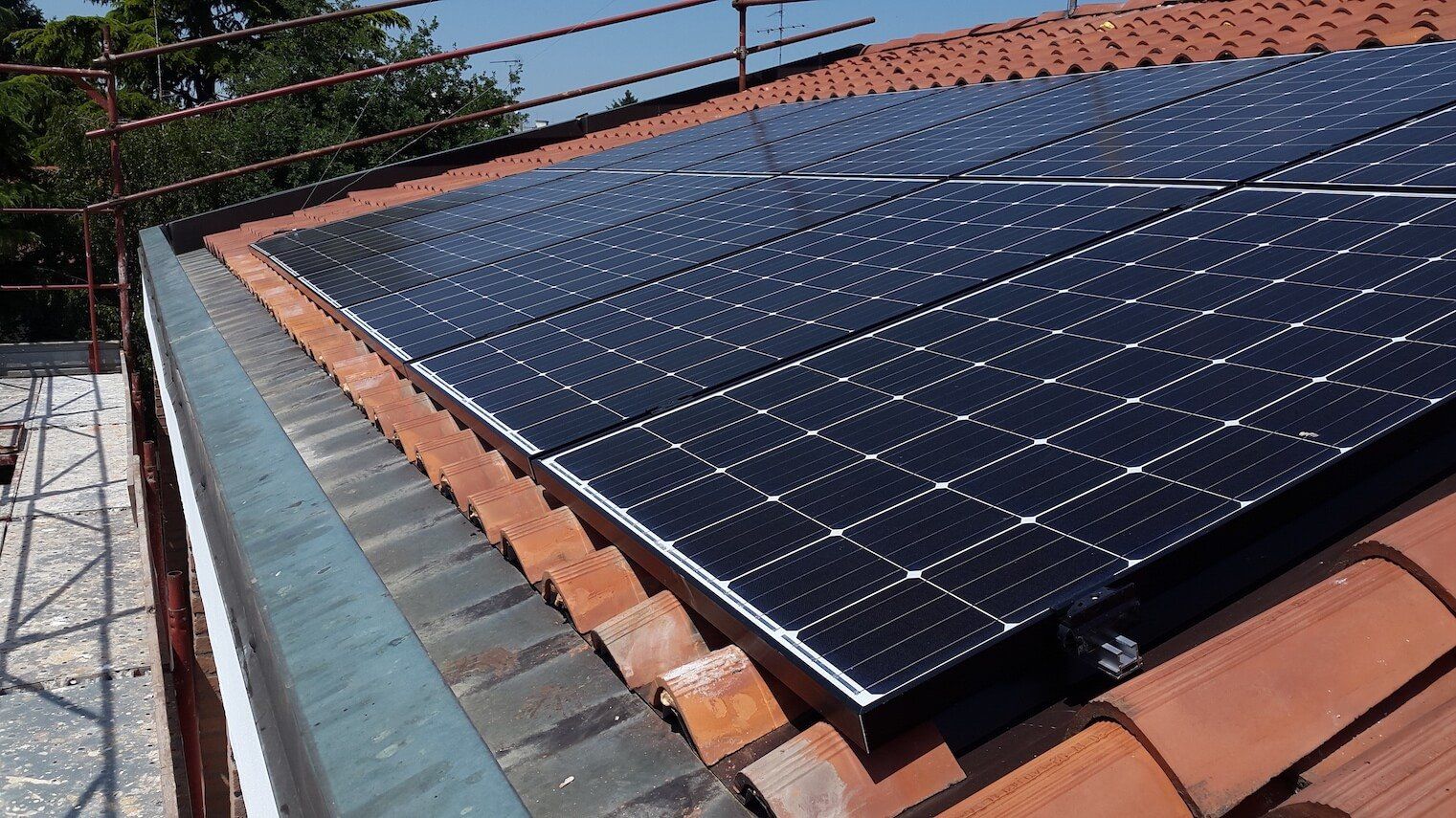 Un tetto con molti pannelli solari