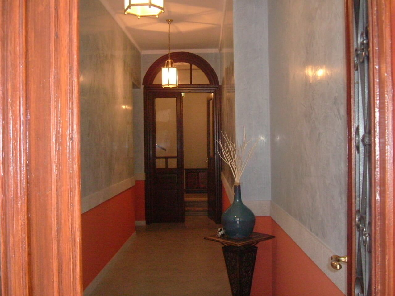 Un corridoio con un vaso al centro