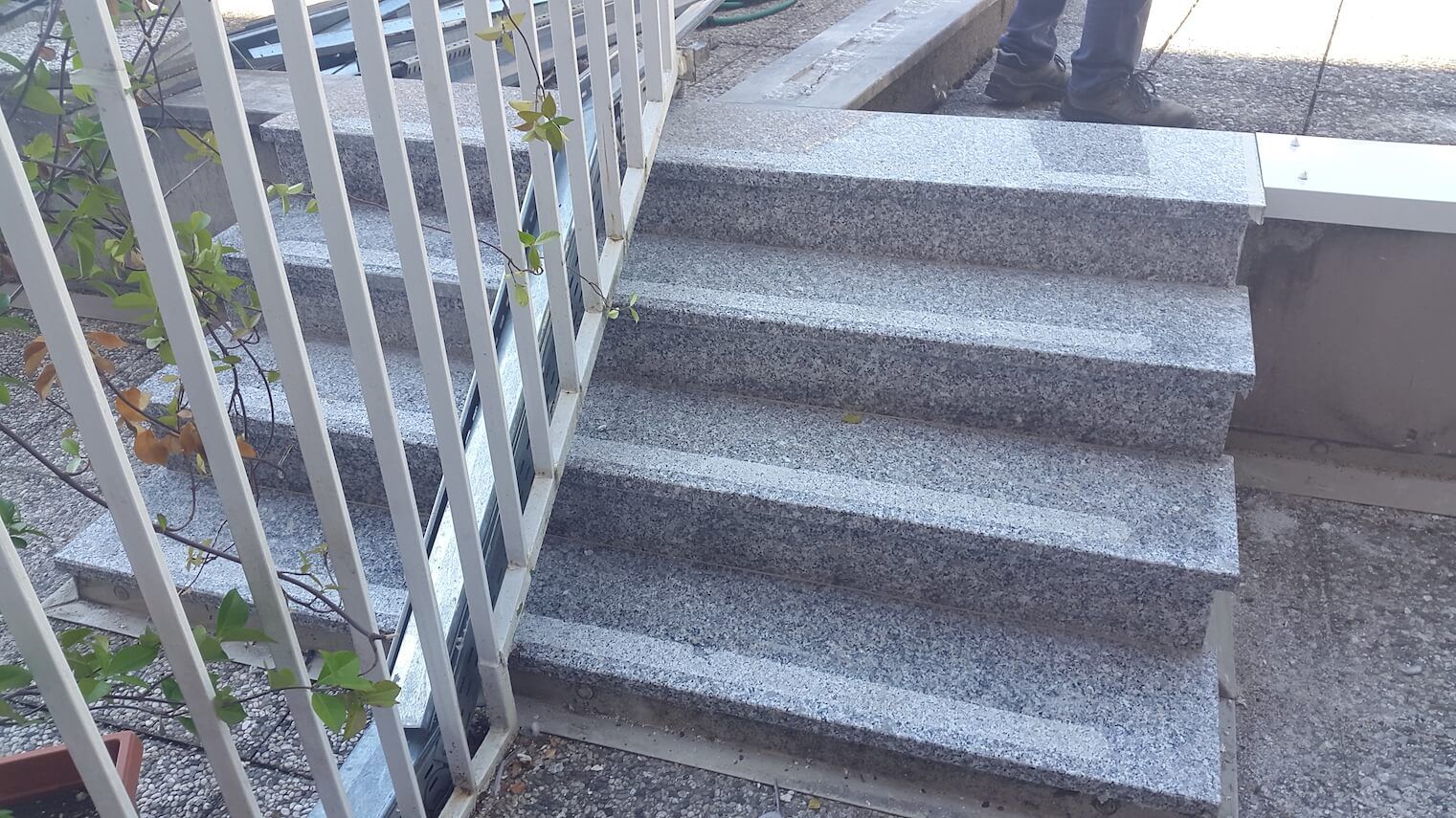 Una rampa di scale che porta a una ringhiera bianca.