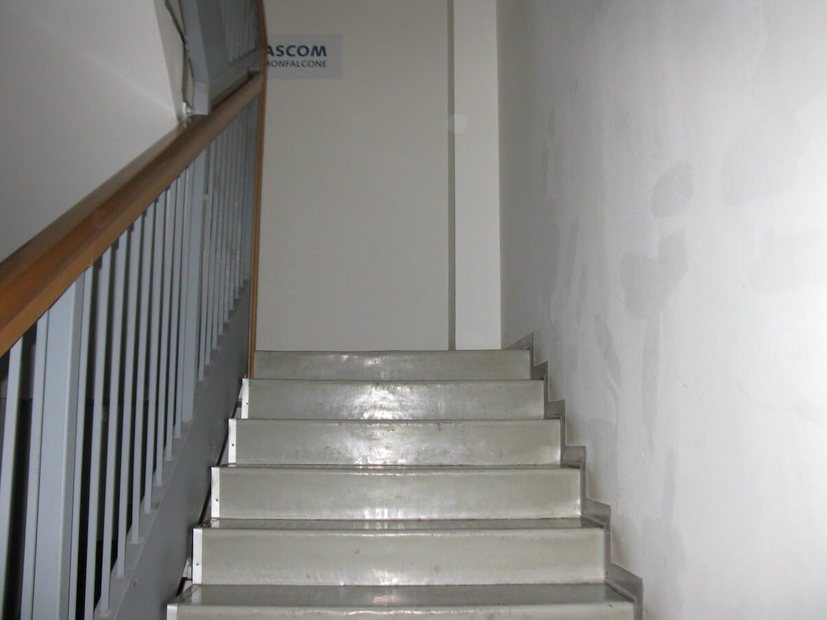 Una serie di scale che portano a un cartello con la freccia