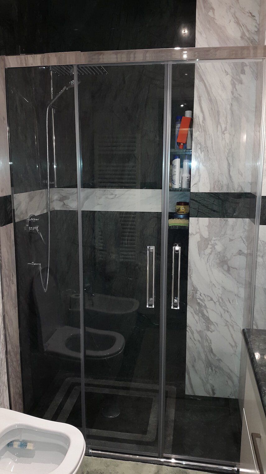 Un bagno con wc, bidet e box doccia.