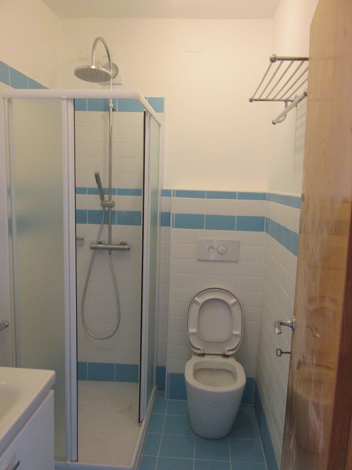 Un bagno con wc e box doccia