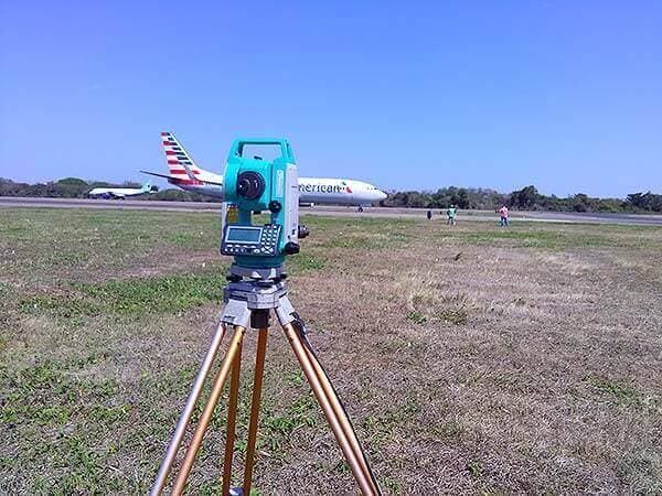 Un avión de American Airlines está en la pista al fondo.